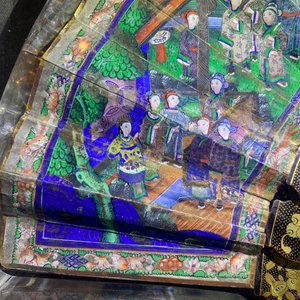 Twee Chinese Canton waaiers in beschilderd papier en lakwerk, in plexi monturen, 19 eeuw — foto 66