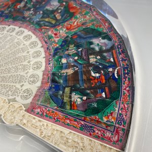 Twee Chinese Canton waaiers in beschilderd papier en lakwerk, in plexi monturen, 19 eeuw — foto 9