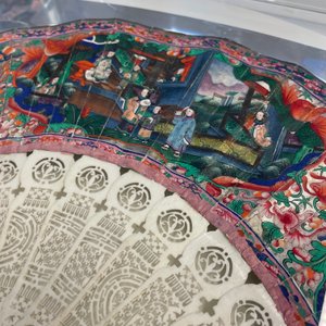 Twee Chinese Canton waaiers in beschilderd papier en lakwerk, in plexi monturen, 19 eeuw — foto 10