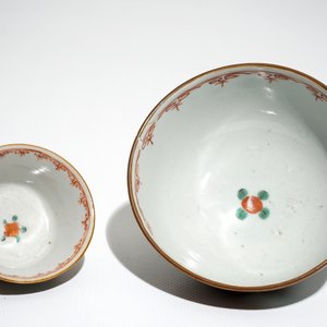 Twee Chinese capucijner famille rose kommen en acht koppen en schotels, Qianlong — foto 8