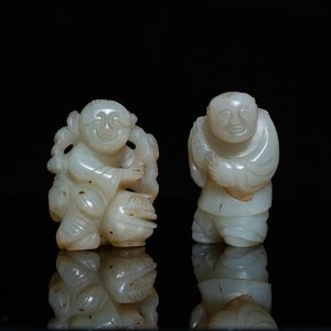 Twee Chinese celadon jade figuren van jongens, 19/20e eeuw — foto 1