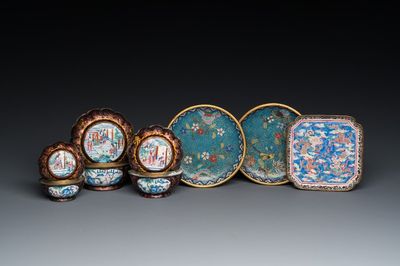Twee Chinese cloisonné schotels, drie dekseldoosjes en een schotel in Canton email, 18/19e eeuw