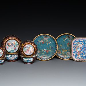 Twee Chinese cloisonné schotels, drie dekseldoosjes en een schotel in Canton email, 18/19e eeuw — foto 1