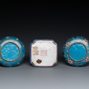 Twee Chinese cloisonné schotels, drie dekseldoosjes en een schotel in Canton email, 18/19e eeuw — foto 3