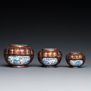 Twee Chinese cloisonné schotels, drie dekseldoosjes en een schotel in Canton email, 18/19e eeuw — foto 4