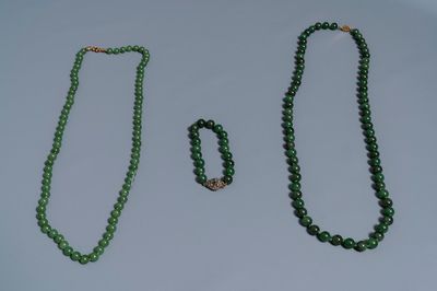 Twee Chinese colliers en een armband met spinaziegroene jade kralen, 20e eeuw