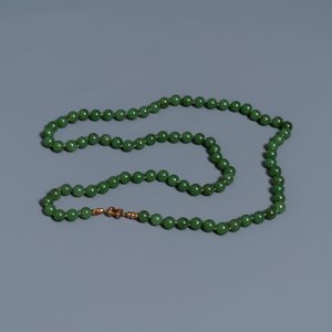 Twee Chinese colliers en een armband met spinaziegroene jade kralen, 20e eeuw — foto 5