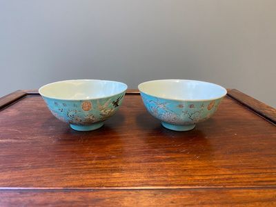 Twee Chinese Dayazhai kommen met grisaille decor op turquoise fondkleur, Yong Qing Chang Chun 永慶長春 merk, Guangxu — foto 1