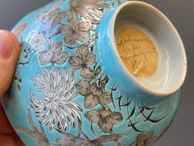 Twee Chinese Dayazhai kommen met grisaille decor op turquoise fondkleur, Yong Qing Chang Chun 永慶長春 merk, Guangxu — foto 13