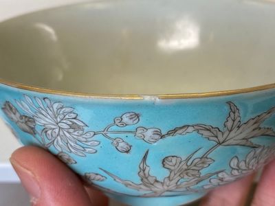 Twee Chinese Dayazhai kommen met grisaille decor op turquoise fondkleur, Yong Qing Chang Chun 永慶長春 merk, Guangxu — foto 17