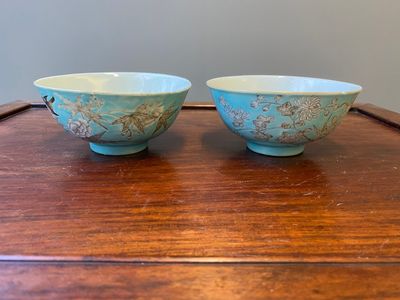 Twee Chinese Dayazhai kommen met grisaille decor op turquoise fondkleur, Yong Qing Chang Chun 永慶長春 merk, Guangxu — foto 2