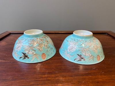 Twee Chinese Dayazhai kommen met grisaille decor op turquoise fondkleur, Yong Qing Chang Chun 永慶長春 merk, Guangxu — foto 7