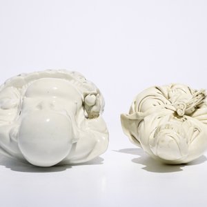 Twee Chinese Dehua blanc de Chine figuren van Boeddha en Guanyin, 19/20e eeuw — foto 6