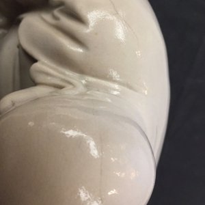 Twee Chinese Dehua blanc de Chine figuren van Boeddha en Guanyin met kind, 18/19e eeuw — foto 13