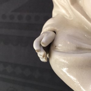 Twee Chinese Dehua blanc de Chine figuren van Boeddha en Guanyin met kind, 18/19e eeuw — foto 16