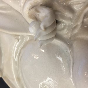 Twee Chinese Dehua blanc de Chine figuren van Boeddha en Guanyin met kind, 18/19e eeuw — foto 17