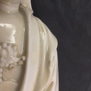 Twee Chinese Dehua blanc de Chine figuren van Boeddha en Guanyin met kind, 18/19e eeuw — foto 21