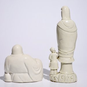 Twee Chinese Dehua blanc de Chine figuren van Boeddha en Guanyin met kind, 18/19e eeuw — foto 3