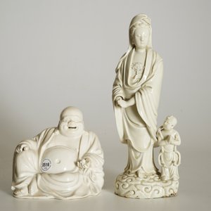 Twee Chinese Dehua blanc de Chine figuren van Boeddha en Guanyin met kind, 18/19e eeuw — foto 7
