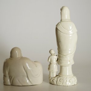 Twee Chinese Dehua blanc de Chine figuren van Boeddha en Guanyin met kind, 18/19e eeuw — foto 9