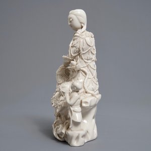 Twee Chinese Dehua blanc de Chine figuren van Guanyin met dienaar en een Luohan, 19e eeuw — foto 11