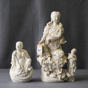 Twee Chinese Dehua blanc de Chine figuren van Guanyin met dienaar en een Luohan, 19e eeuw — foto 14