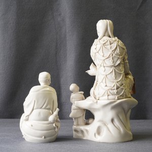 Twee Chinese Dehua blanc de Chine figuren van Guanyin met dienaar en een Luohan, 19e eeuw — foto 15