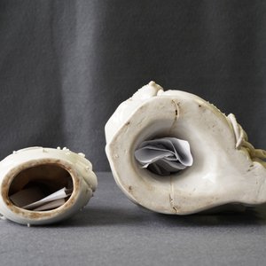 Twee Chinese Dehua blanc de Chine figuren van Guanyin met dienaar en een Luohan, 19e eeuw — foto 16