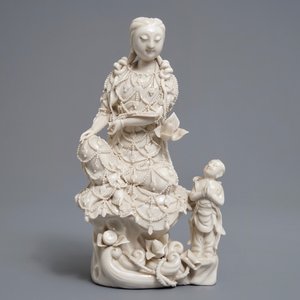 Twee Chinese Dehua blanc de Chine figuren van Guanyin met dienaar en een Luohan, 19e eeuw — foto 8