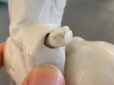 Twee Chinese Dehua blanc de Chine sculpturen van Guanyin en een Sogdiër op een olifant, Kangxi — foto 14