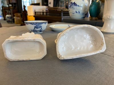 Twee Chinese Dehua blanc de Chine sculpturen van Guanyin en een Sogdiër op een olifant, Kangxi — foto 3