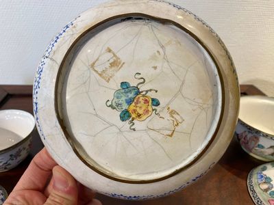 Twee Chinese dekselkommen met onderschotels en twee kommen in Canton email, 18/19e eeuw — foto 14