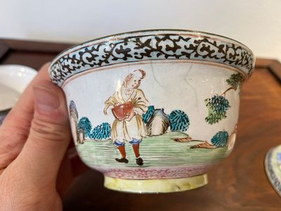 Twee Chinese dekselkommen met onderschotels en twee kommen in Canton email, 18/19e eeuw — foto 21