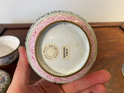 Twee Chinese dekselkommen met onderschotels en twee kommen in Canton email, 18/19e eeuw — foto 23