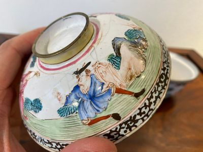 Twee Chinese dekselkommen met onderschotels en twee kommen in Canton email, 18/19e eeuw — foto 25