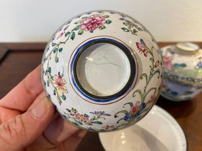 Twee Chinese dekselkommen met onderschotels en twee kommen in Canton email, 18/19e eeuw — foto 31