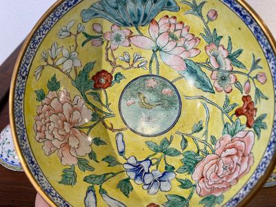 Twee Chinese dekselkommen met onderschotels en twee kommen in Canton email, 18/19e eeuw — foto 6