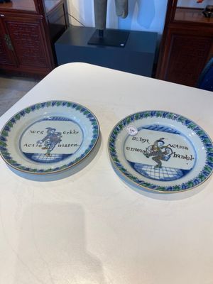 Twee Chinese doucai 'South Sea Bubble' of 'Actie' borden, Kangxi — foto 1