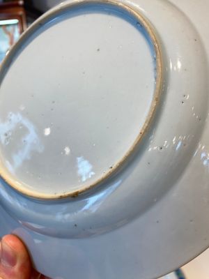 Twee Chinese doucai 'South Sea Bubble' of 'Actie' borden, Kangxi — foto 7