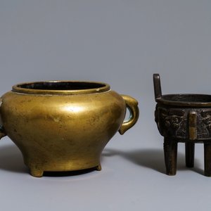 Twee Chinese driepotige bronzen wierookbranders, 17/18e eeuw — foto 1