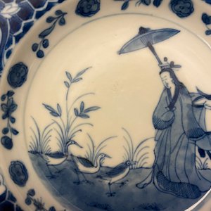Twee Chinese en Japanse blauw-witte borden naar Cornelis Pronk, 'De parasoldames', 18e eeuw — foto 7