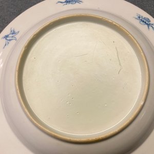Twee Chinese en Japanse blauw-witte borden naar Cornelis Pronk, 'De parasoldames', 18e eeuw — foto 8
