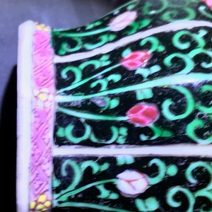 Twee Chinese famille noire theepotten met deksels, Yongzheng/Qianlong — foto 9