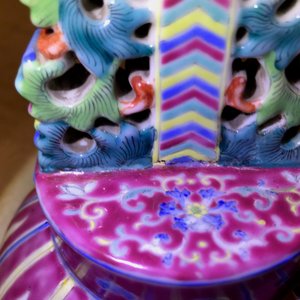Twee Chinese famille rose Boeddhistische altaar ornamenten, Qianlong merk, 19e eeuw — foto 11