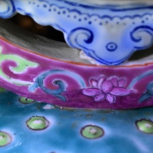 Twee Chinese famille rose Boeddhistische altaar ornamenten, Qianlong merk, 19e eeuw — foto 8