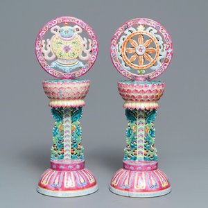 Twee Chinese famille rose boeddhistische altaar ornamenten, Qianlong merk, 19e eeuw — foto 1