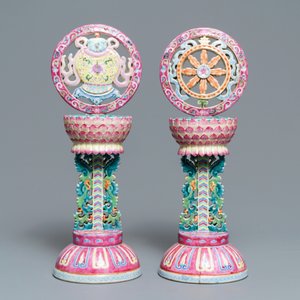 Twee Chinese famille rose boeddhistische altaar ornamenten, Qianlong merk, 19e eeuw — foto 3