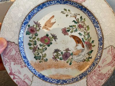 Twee Chinese famille rose borden met eksters bij pioenbloesems met bianco-sopra-bianco randen, Yongzheng — foto 2
