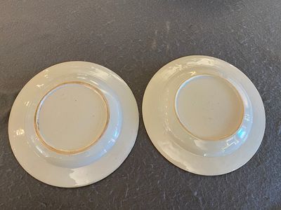Twee Chinese famille rose borden met eksters bij pioenbloesems met bianco-sopra-bianco randen, Yongzheng — foto 6