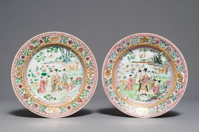 Twee Chinese famille rose borden met figuren in een tuin, Yongzheng
